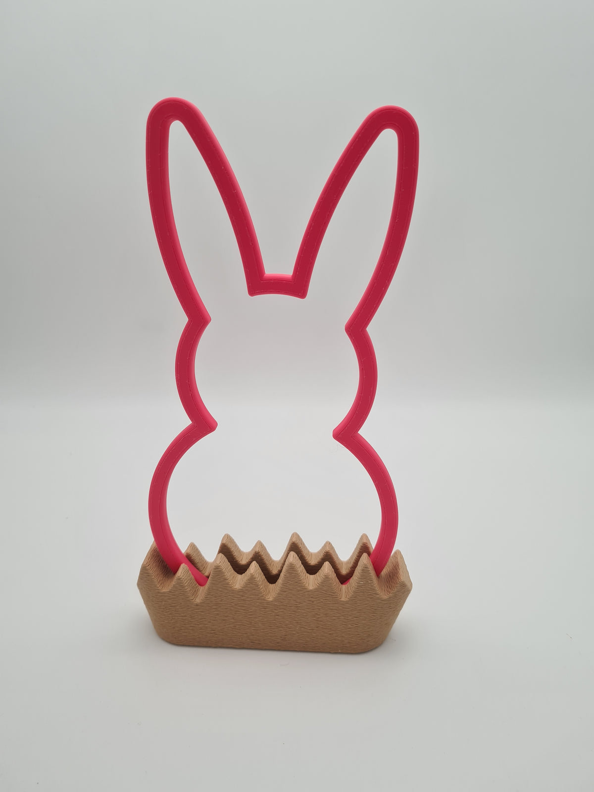 Osterhase „Outline“ groß in Hot Pink mit Sockel in Latte Brown – 3D-Druck aus PLA von print3design