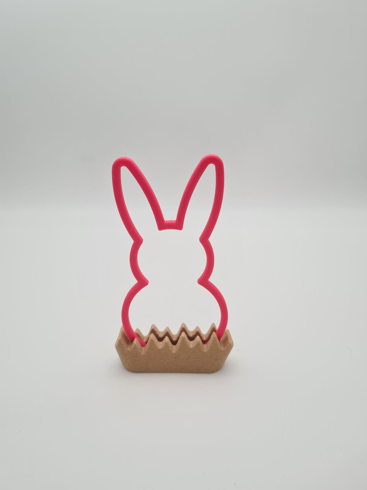 Osterhase „Outline“ mittel in Hot Pink mit Sockel in Latte Brown – 3D-Druck aus PLA von print3design