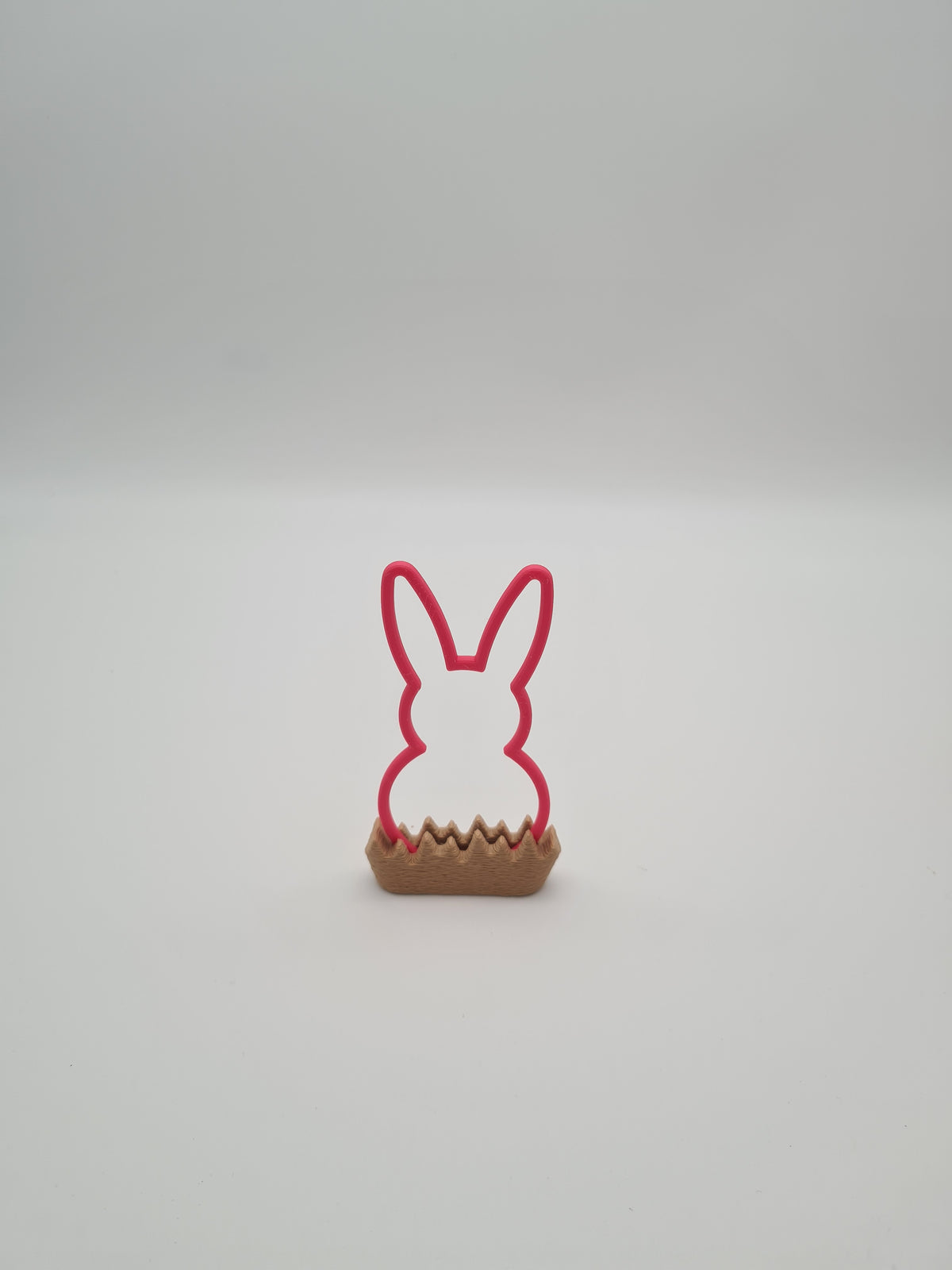 Osterhase „Outline“ klein in Hot Pink mit Sockel in Latte Brown – 3D-Druck aus PLA von print3design
