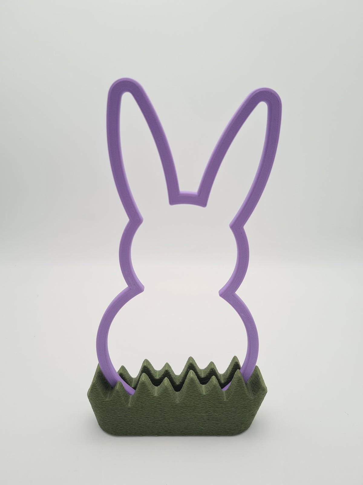 Osterhase „Outline“ groß in Lilac Purple mit Sockel in Dark Green – 3D-Druck aus PLA von print3design