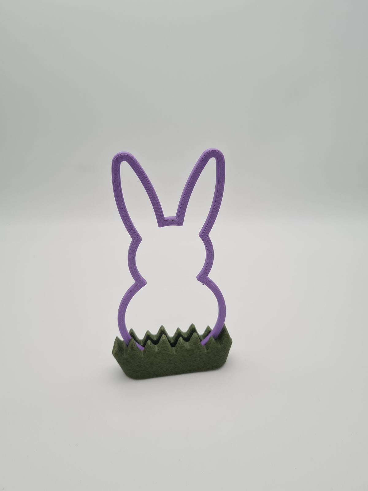 Osterhase „Outline“ mittel in Lilac Purple mit Sockel in Dark Green – 3D-Druck aus PLA von print3design