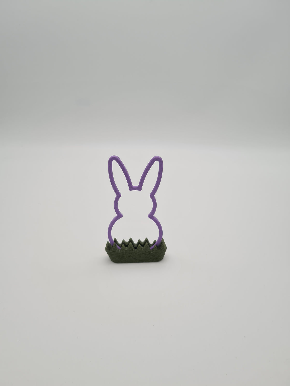 Osterhase „Outline“ klein in Lilac Purple mit Sockel in Dark Green – 3D-Druck aus PLA von print3design