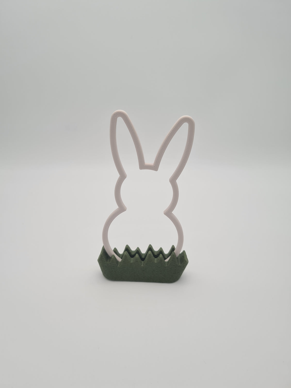 Osterhase „Outline“ mittel in Bone White mit Sockel in Dark Green – 3D-Druck aus PLA von print3design