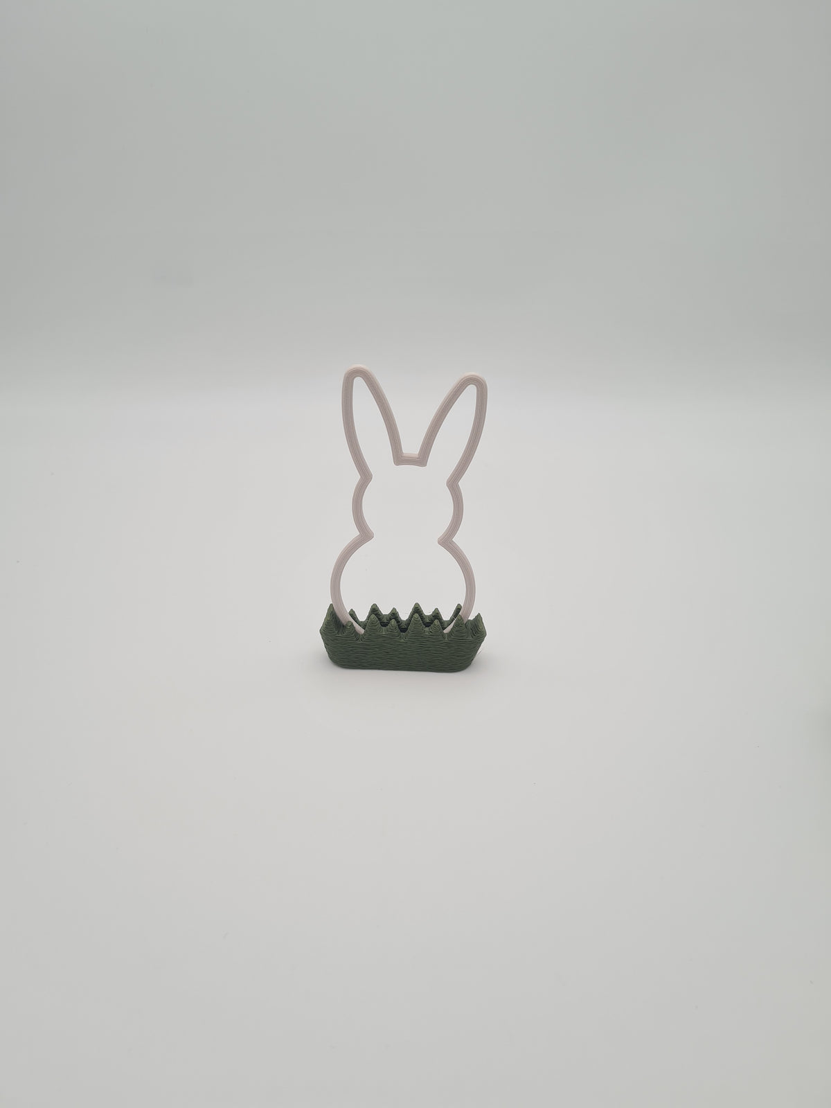 Osterhase „Outline“ klein in Bone White mit Sockel in Dark Green – 3D-Druck aus PLA von print3design