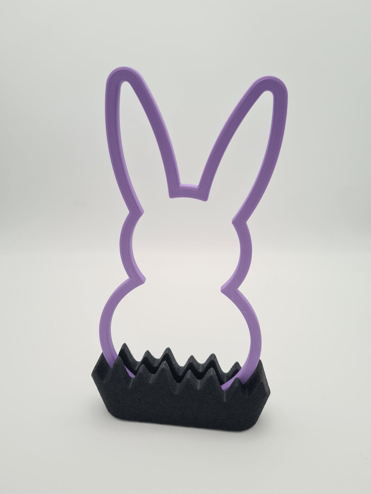 Osterhase „Outline“ groß in Lilac Purple mit Sockel in Charcoal – 3D-Druck aus PLA von print3design