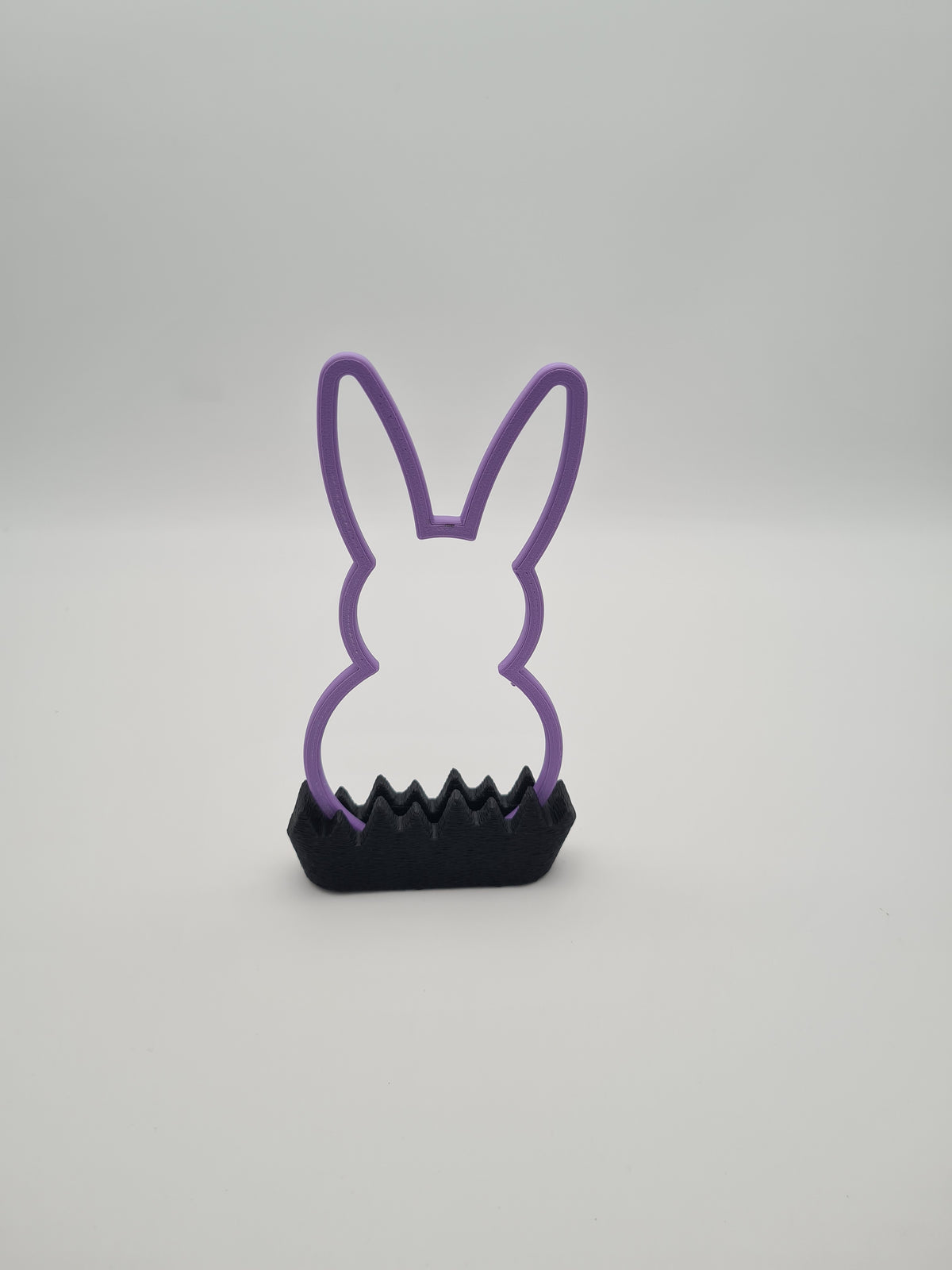 Osterhase „Outline“ mittel in Lilac Purple mit Sockel in Charcoal – 3D-Druck aus PLA von print3design