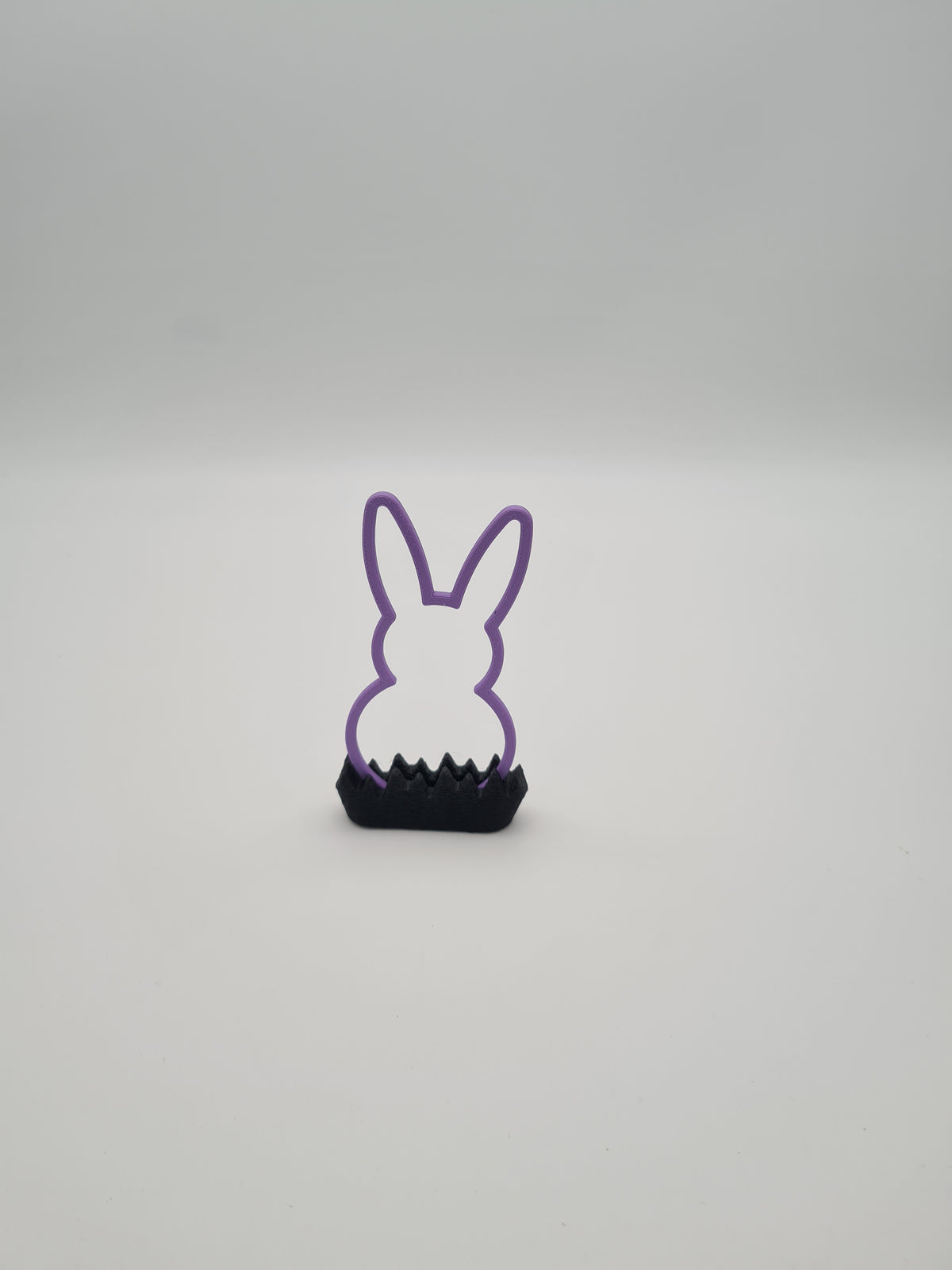 Osterhase „Outline“ klein in Lilac Purple mit Sockel in Charcoal – 3D-Druck aus PLA von print3design