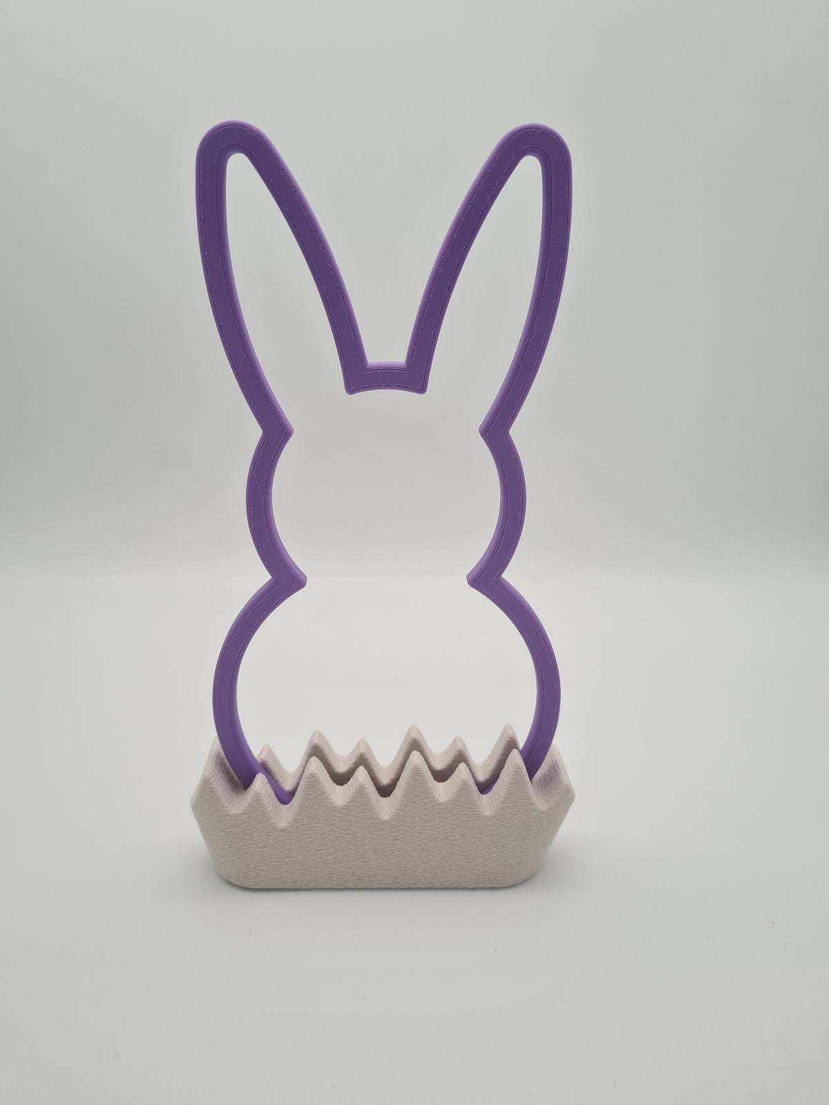 Osterhase „Outline“ groß in Lilac Purple mit Sockel in Bone White – 3D-Druck aus PLA von print3design