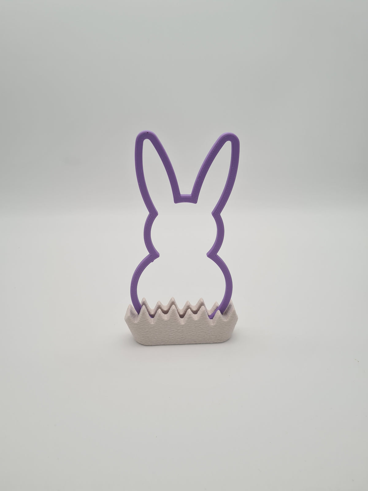 Osterhase „Outline“ mittel in Lilac Purple mit Sockel in Bone White – 3D-Druck aus PLA von print3design