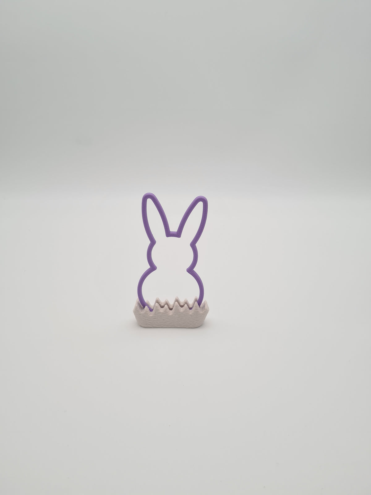 Osterhase „Outline“ klein in Lilac Purple mit Sockel in Bone White – 3D-Druck aus PLA von print3design