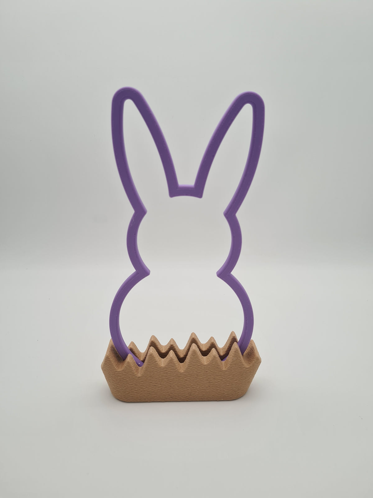 Osterhase „Outline“ groß in Lilac Purple mit Sockel in Latte Brown – 3D-Druck aus PLA von print3design