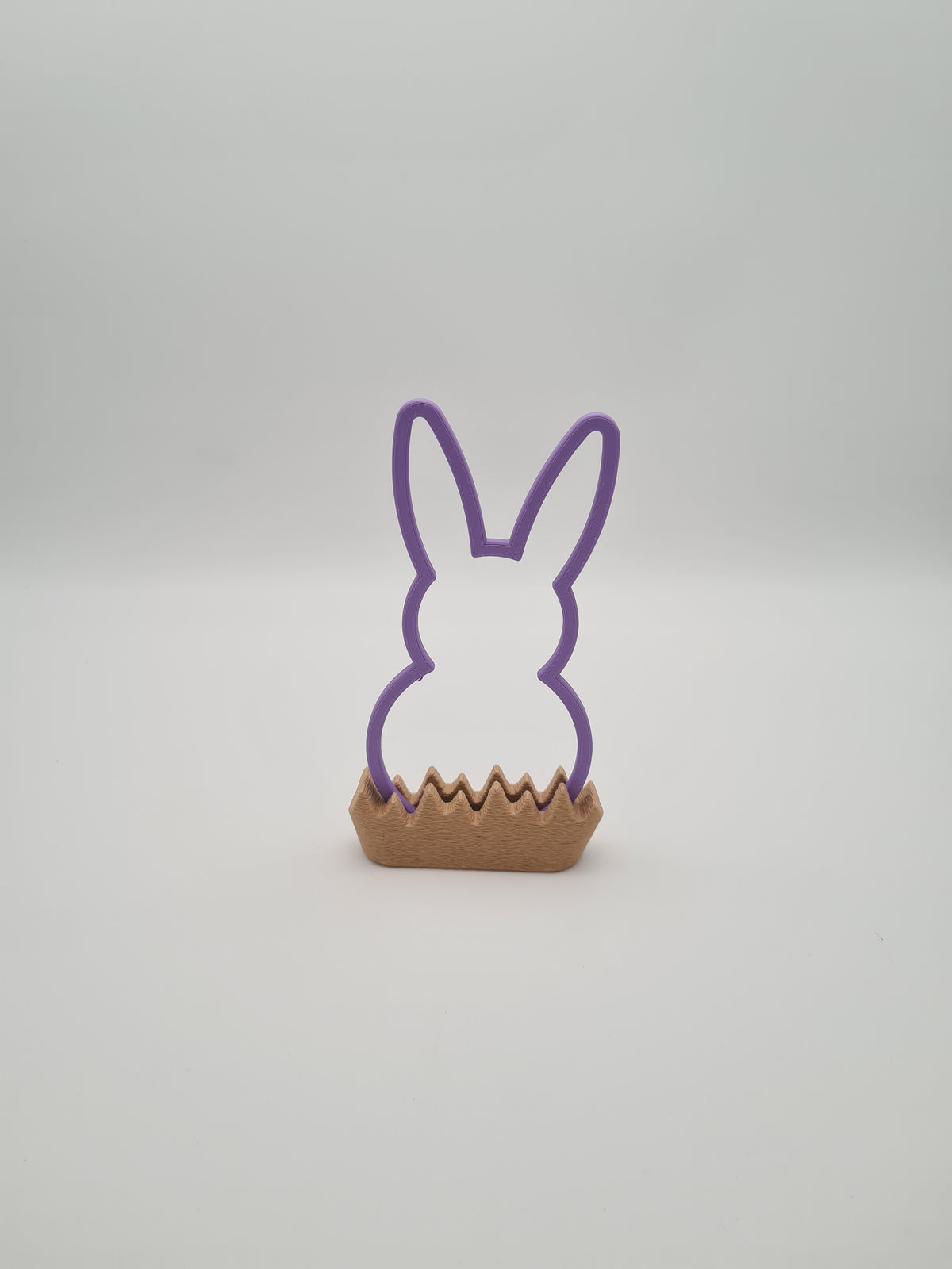 Osterhase „Outline“ mittel in Lilac Purple mit Sockel in Latte Brown – 3D-Druck aus PLA von print3design
