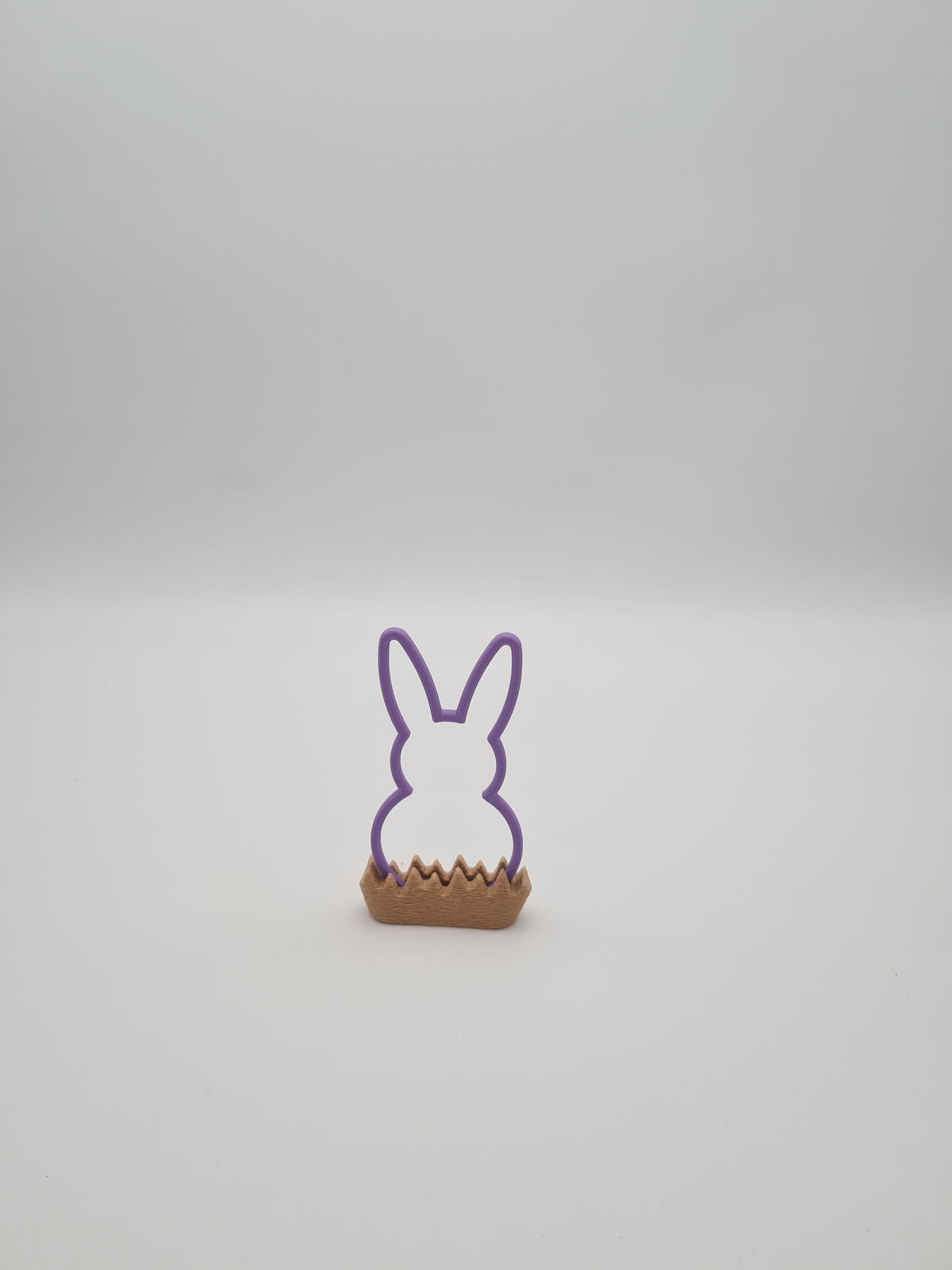 Osterhase „Outline“ klein in Lilac Purple mit Sockel in Latte Brown – 3D-Druck aus PLA von print3design
