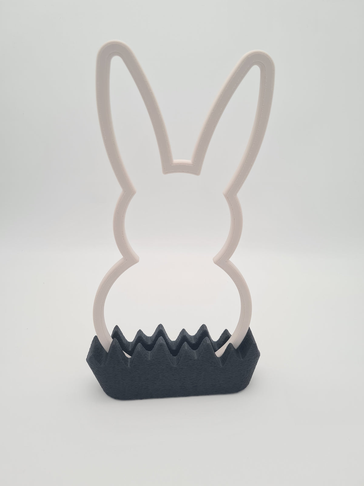 Osterhase „Outline“ groß in Bone White mit Sockel in Charcoal – 3D-Druck aus PLA von print3design