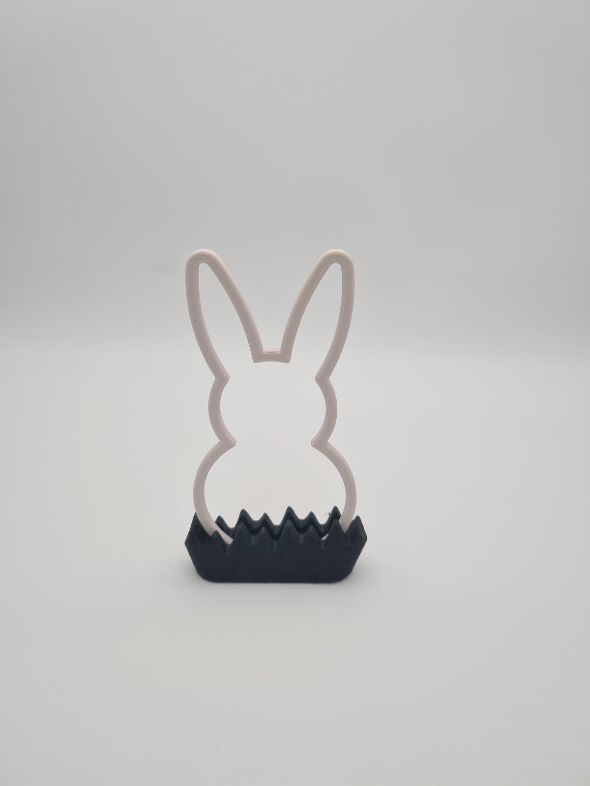 Osterhase „Outline“ mittel in Bone White mit Sockel in Charcoal – 3D-Druck aus PLA von print3design