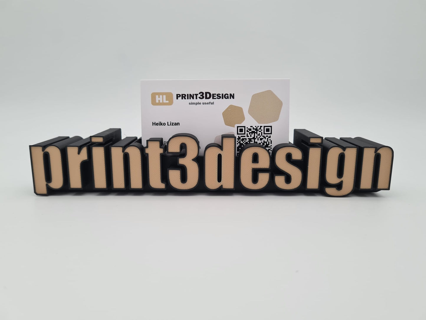 Personalisierter Visitenkartenhalter mit Schriftzug, Füllfarbe Desert Tan, Rahmen schwarz – aus mattem PLA, 3D-Druck von print3design