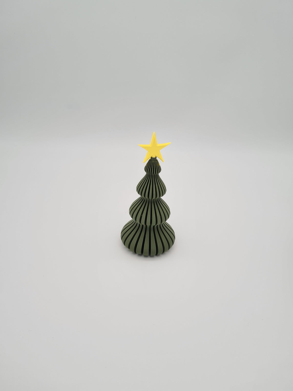 Deko-Weihnachtsbaum in Dark Green mit Stern in Lemon Yellow, 13 cm – Weihnachtsdeko aus mattem PLA, 3D-Druck von print3design