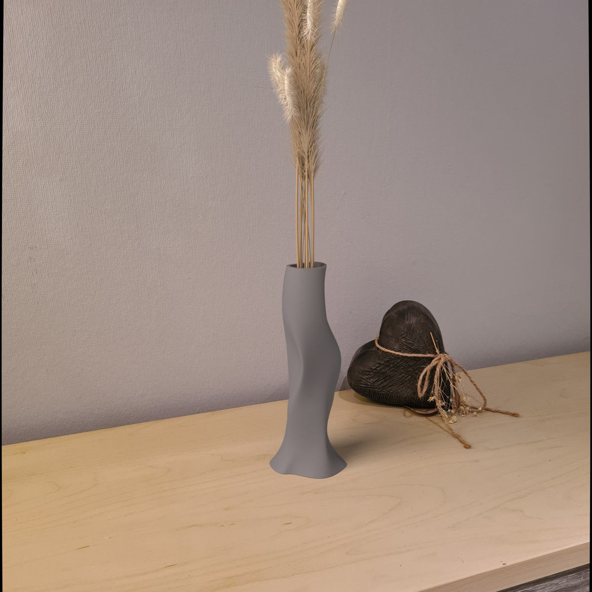 Design-Vase „Sculptura“ Solo in Nardo Gray – schlanke Vase für Einzelblumen aus mattem PLA, 3D-gedruckt von print3design, Ansicht 3 auf dem Sideboard im Wohnzimmer