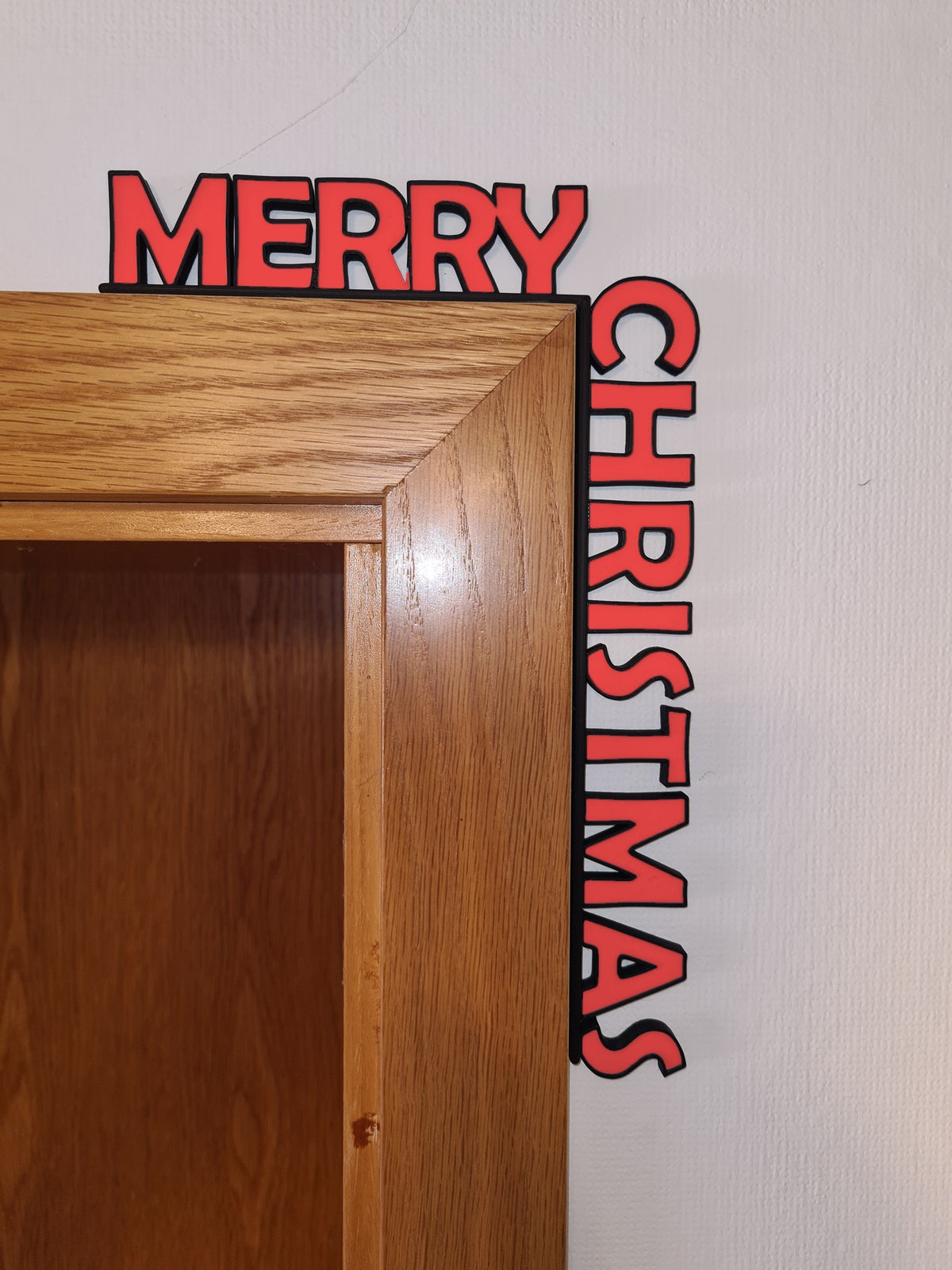 3D-Schriftzug „Merry Christmas“ für den Türrahmen, Schrift Scarlet Red mit Rahmen in Charcoal – Weihnachtsdeko aus mattem PLA, 3D-Druck von print3design