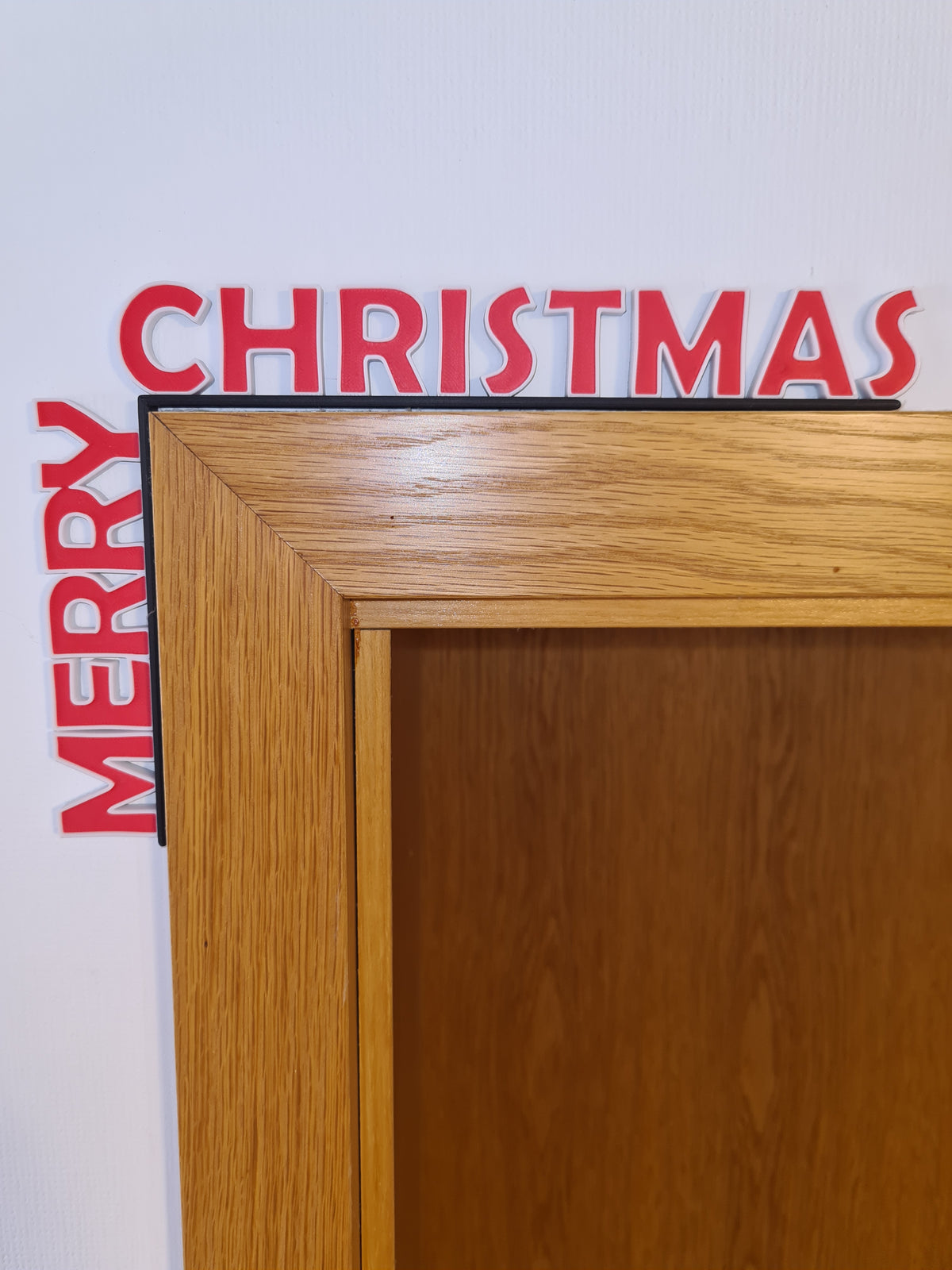 3D-Schriftzug „Merry Christmas“ für den Türrahmen, Schrift Scarlet Red mit Umrandung in Bone White (als Sonderfarbe erhältlich) – Weihnachtsdeko aus mattem PLA, 3D-Druck von print3design