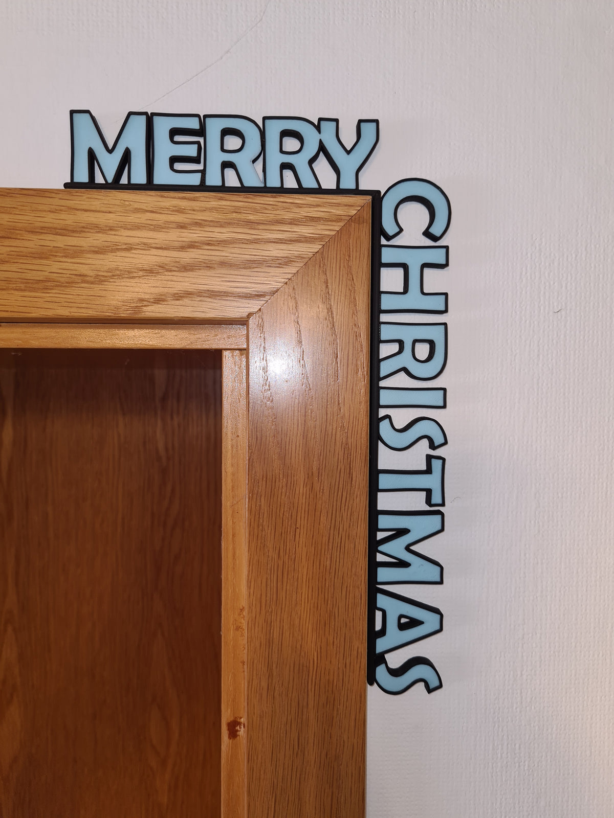 3D-Schriftzug „Merry Christmas“ für den Türrahmen, Schrift Ice Blue mit Rahmen in Charcoal (als Sonderfarbe erhältlich) – Weihnachtsdeko aus mattem PLA, 3D-Druck von print3design