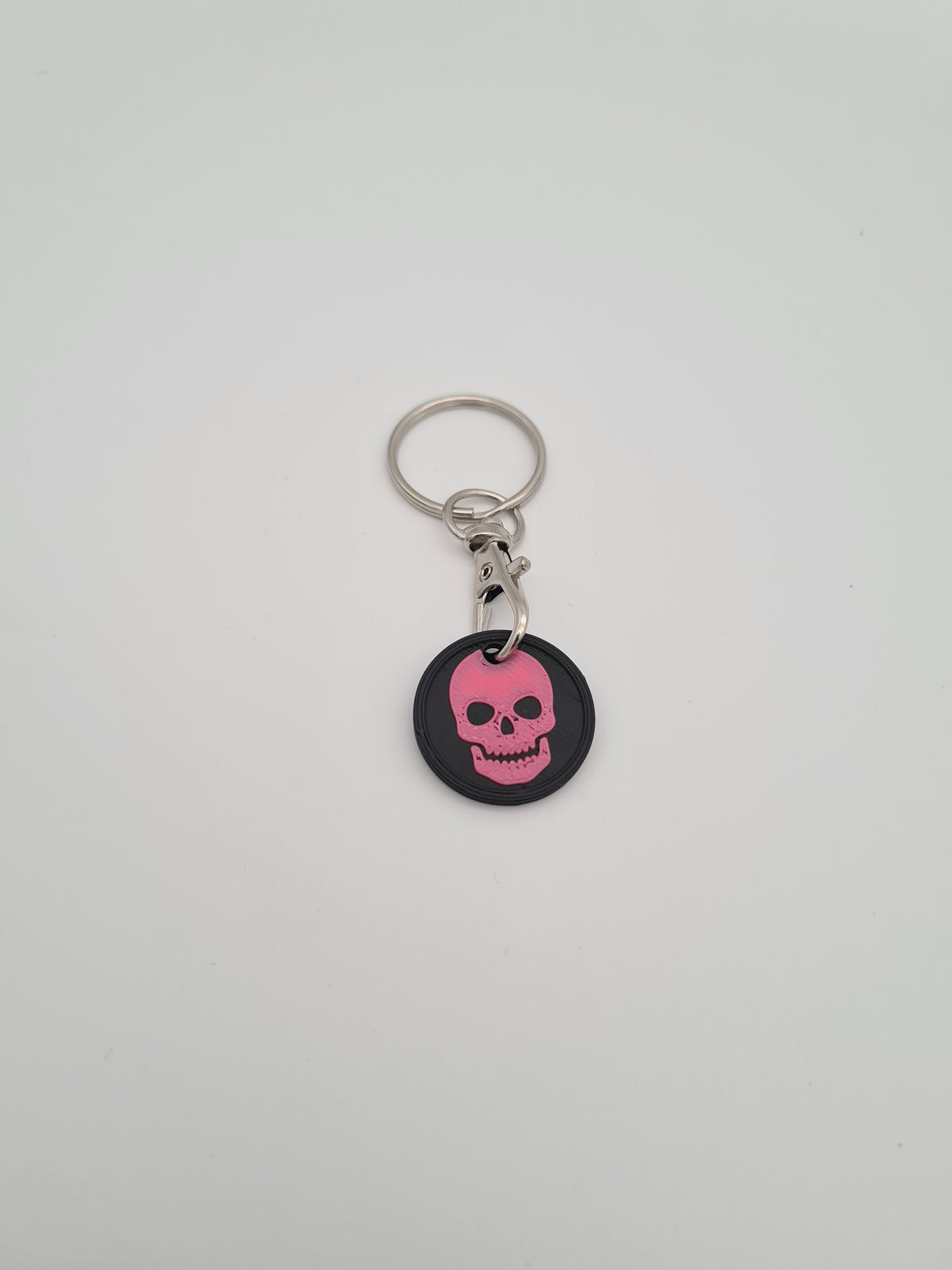 Einkaufswagenchip Totenkopf in Charcoal mit Motiv in Hot Pink – Schlüsselanhänger aus PLA von print3design