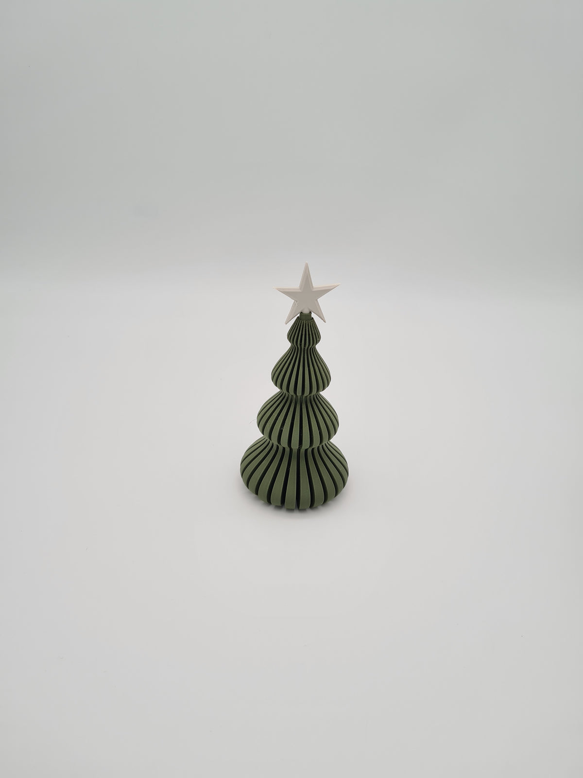 Deko-Weihnachtsbaum in Dark Green mit Stern in Bone White, 13 cm – Weihnachtsdeko aus mattem PLA, 3D-Druck von print3design