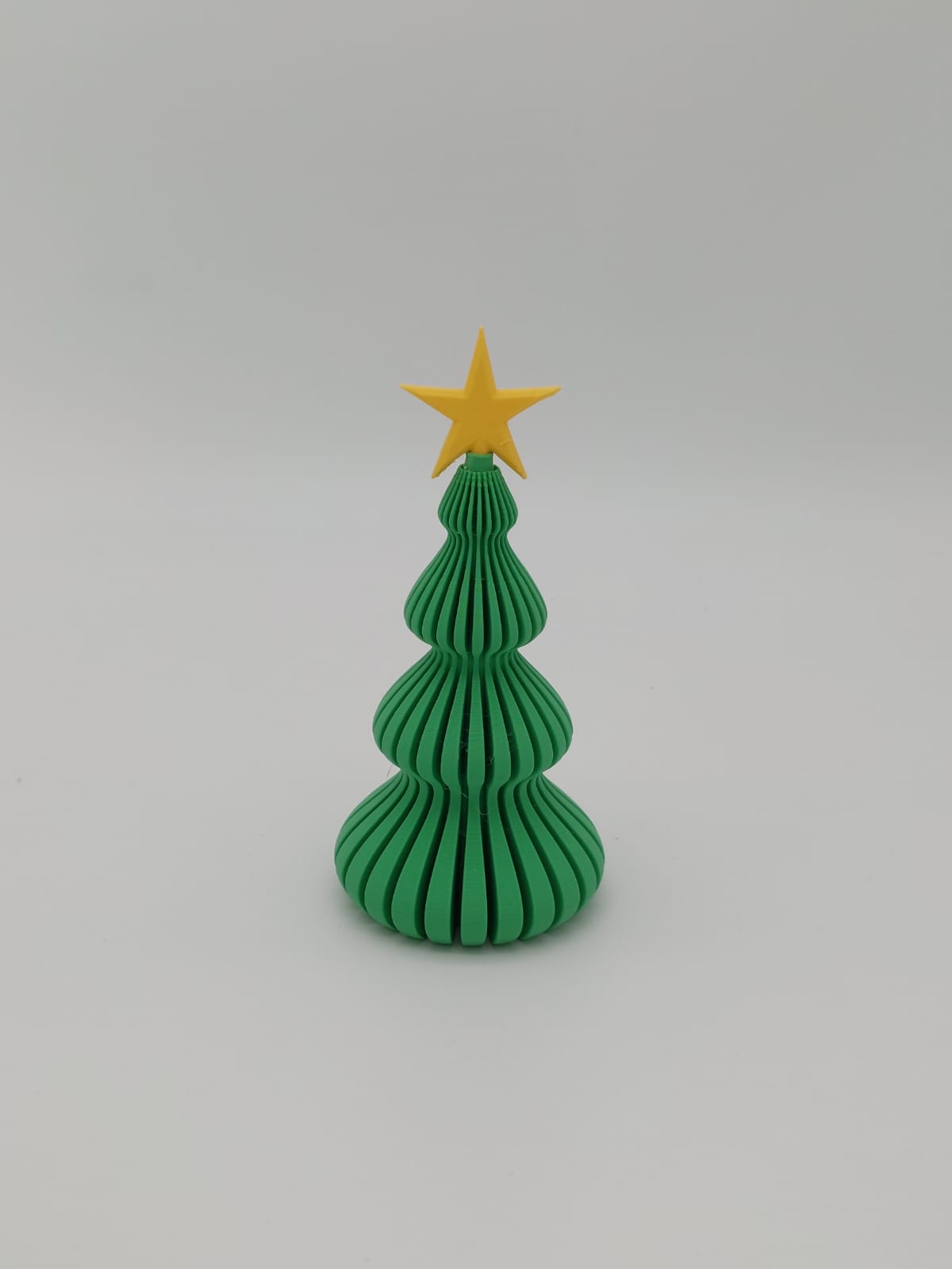 Deko-Weihnachtsbaum in Grass Green (als Sonderfarbe erhältlich) mit Stern in Lemon Yellow – Weihnachtsdeko aus mattem PLA, 3D-Druck von print3design