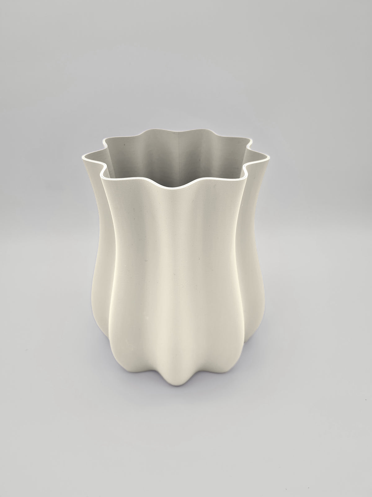 3D-gedruckte Design-Vase „Nebula“ in Bone White aus mattem PLA – Wohndeko von print3design
