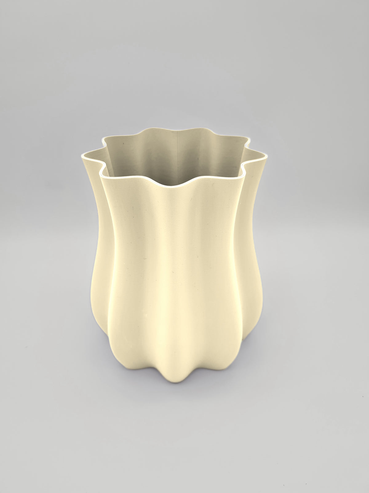 3D-gedruckte Design-Vase „Nebula“ in Desert Tan aus mattem PLA – Wohndeko von print3design