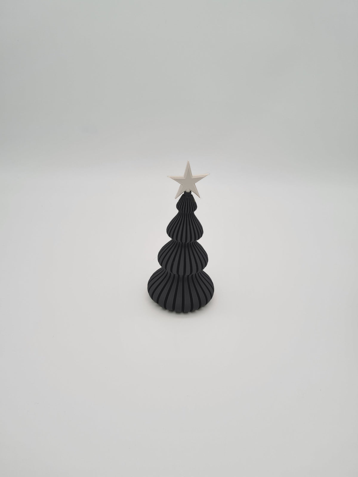 Deko-Weihnachtsbaum in Charcoal mit Stern in Bone White, 13 cm – Weihnachtsdeko aus mattem PLA, 3D-Druck von print3design