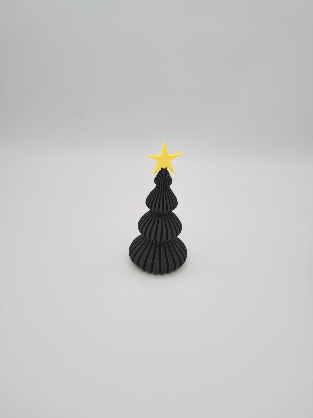 Deko-Weihnachtsbaum in Charcoal mit Stern in Lemon Yellow, 13 cm – Weihnachtsdeko aus mattem PLA, 3D-Druck von print3design