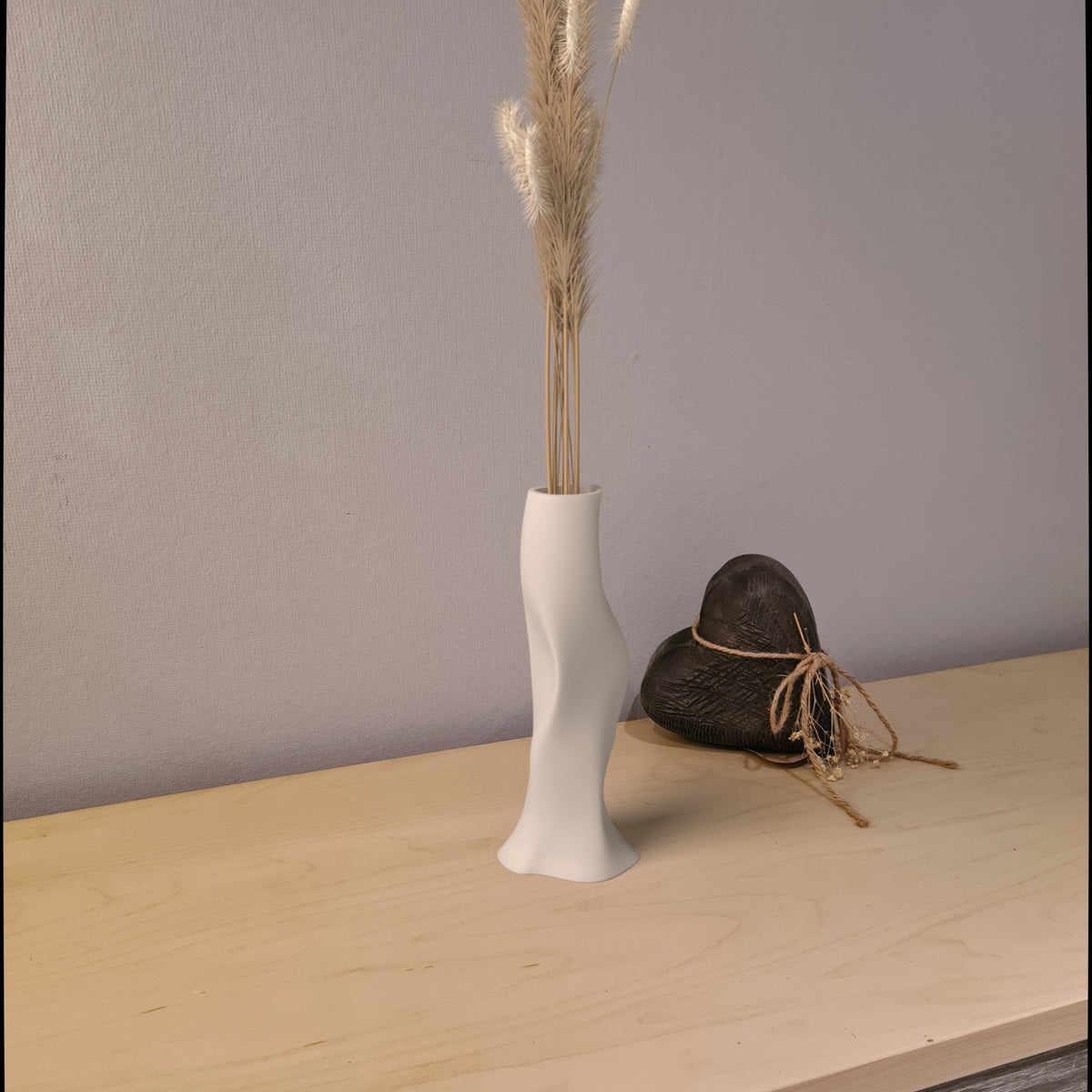 Design-Vase „Sculptura“ Solo in Bone White – schlanke Vase für Einzelblumen aus mattem PLA, 3D-gedruckt von print3design, Ansicht 3 auf dem Sideboard im Wohnzimmer