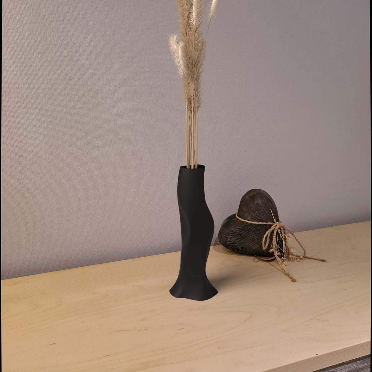 Design-Vase „Sculptura“ Solo in Charcoal – schlanke Vase für Einzelblumen aus mattem PLA, 3D-gedruckt von print3design, Ansicht 3 auf dem Sideboard im Wohnzimmer