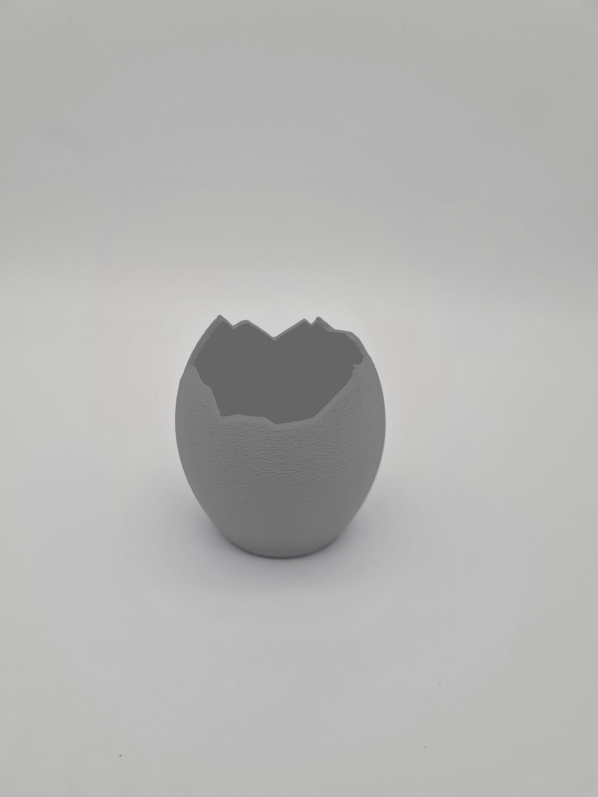 Mini-Vase „Broken Egg“ in Nardo Gray – kleine Deko-Vase in Eierschalen-Optik aus mattem PLA, 3D-Druck von print3design