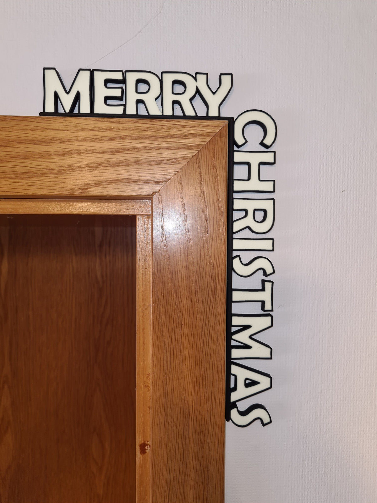 3D-Schriftzug „Merry Christmas“ für den Türrahmen, Schrift Bone White mit Rahmen in Charcoal – Weihnachtsdeko aus mattem PLA, 3D-Druck von print3design