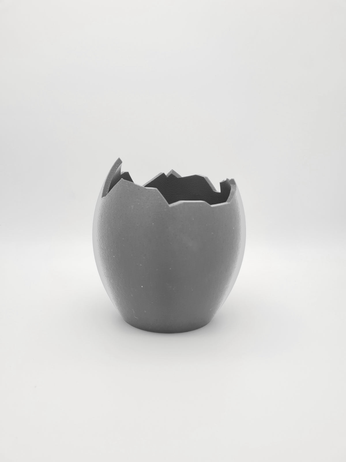 Vase „Broken Egg“ in Nardo Gray – Deko-Vase in Eierschalen-Optik aus mattem PLA, 3D-Druck von print3design